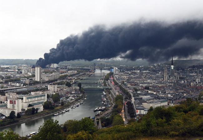 EVACUEZ LE PERSONNEL ET LES VISITEURS EN CAS D'INCENDIE EVACUEZ LE PERSONNEL ET LES VISITEURS EN CAS D'INCENDIE